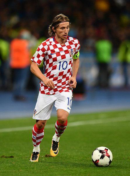 王哲林场下鼓掌叫好！李弘权假投真传助攻怀特塞德大猩猩暴扣